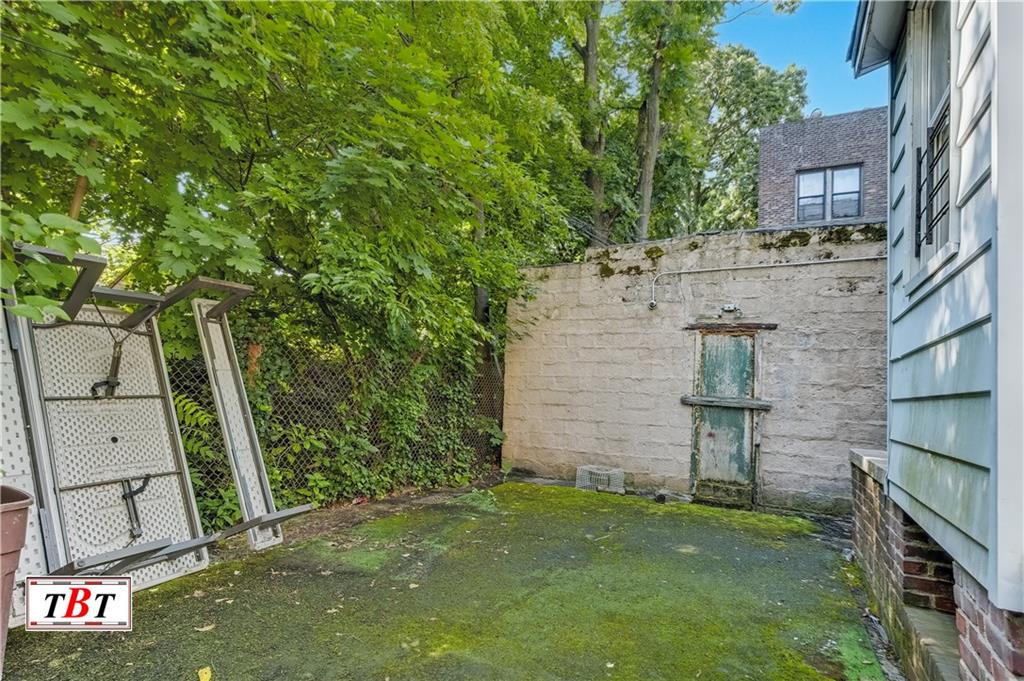 945 East 15th Street Image 3
