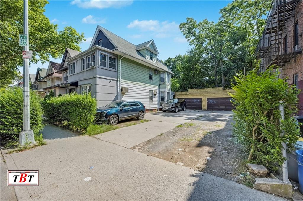 945 East 15th Street Image 4