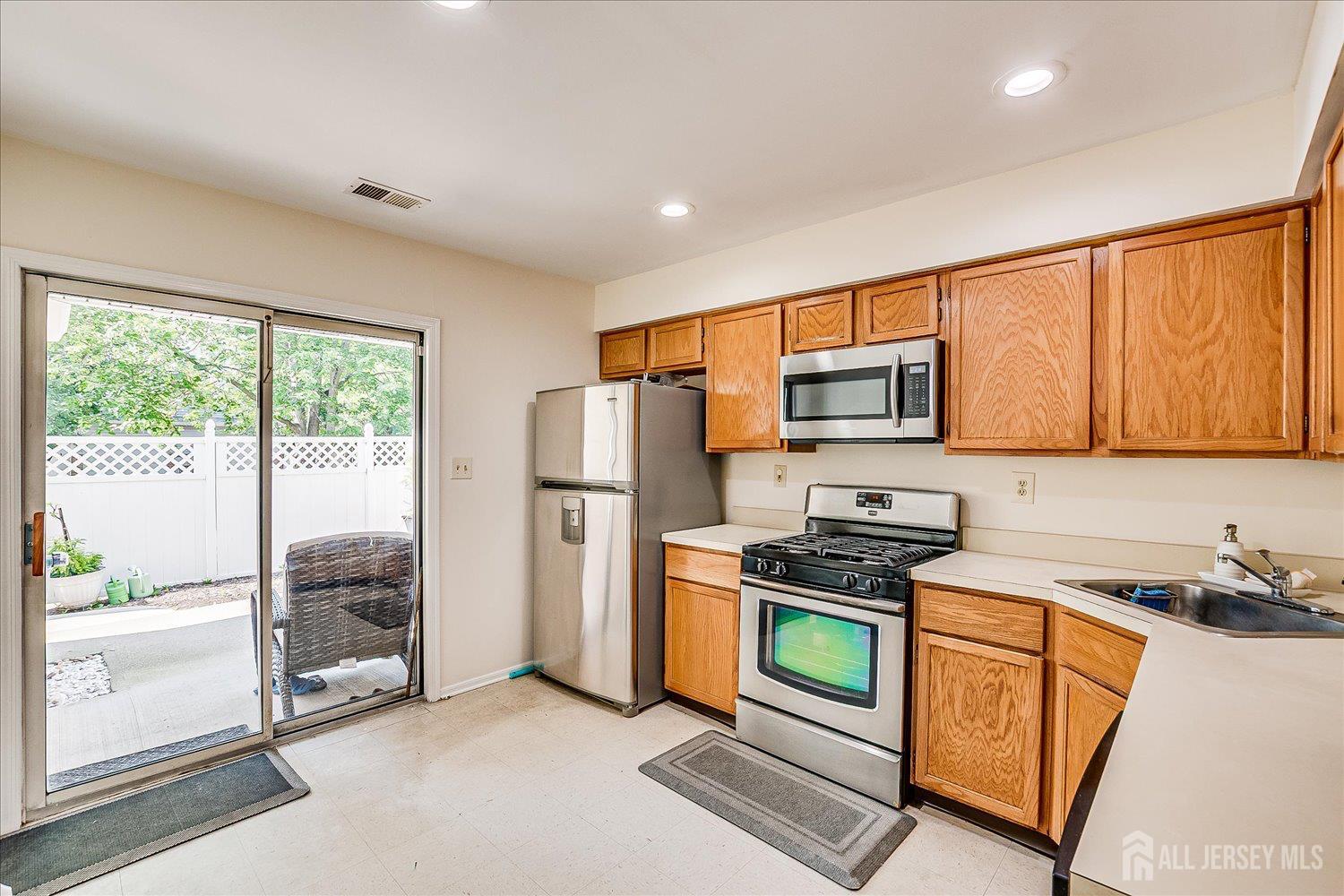 900 Thomas Avenue Image 2
