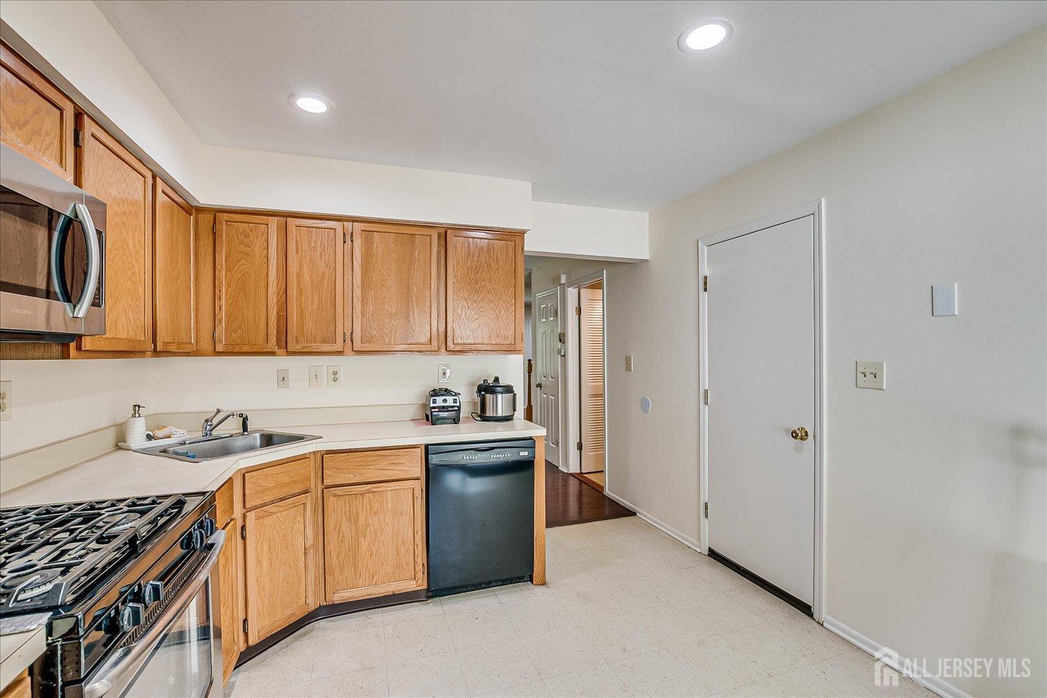 900 Thomas Avenue Image 4