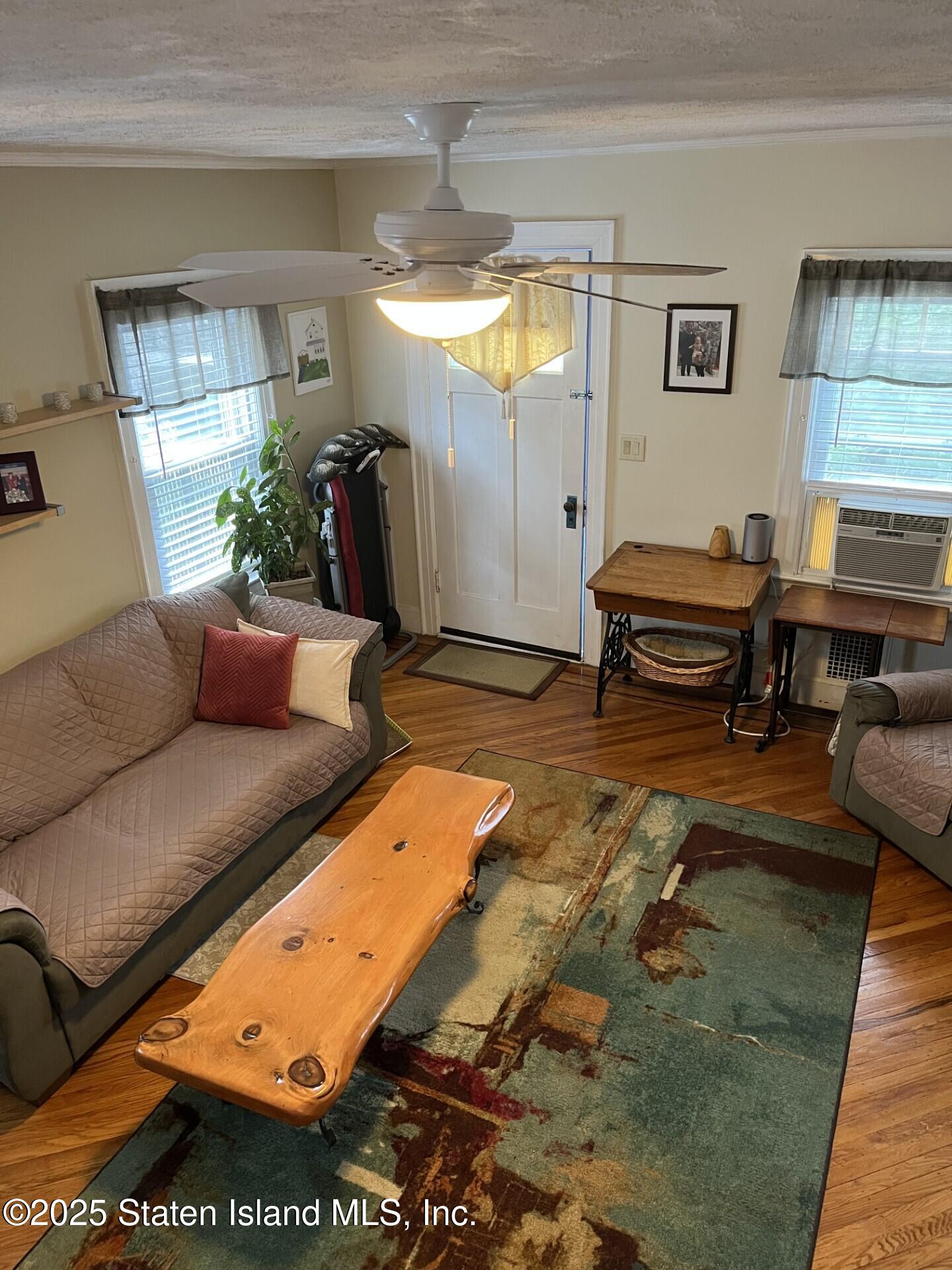 2111 Victory Boulevard Image 4