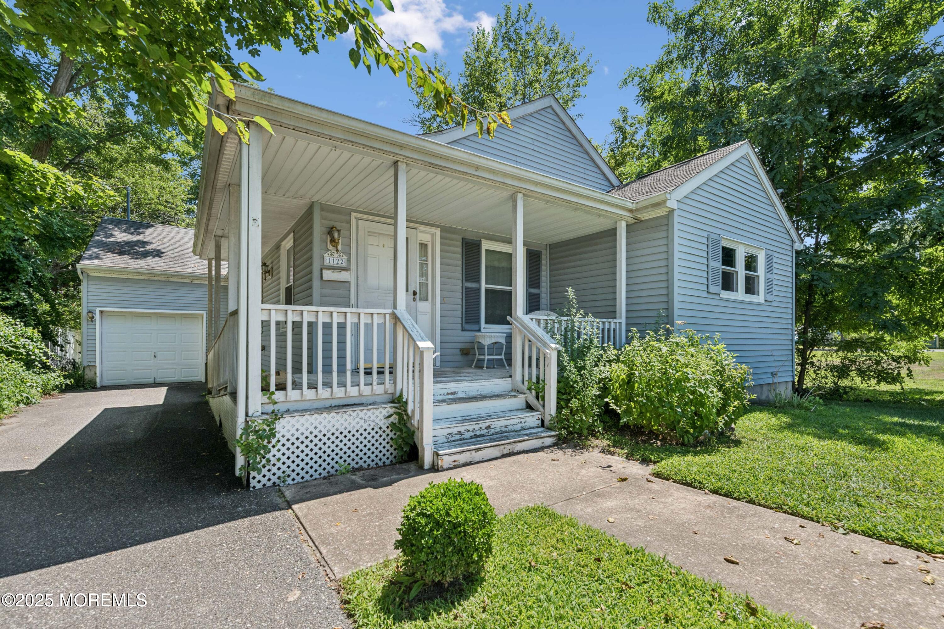 1122 Borden Avenue Image 2