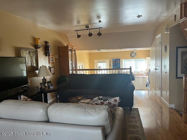 142 Alex Circle Image 3
