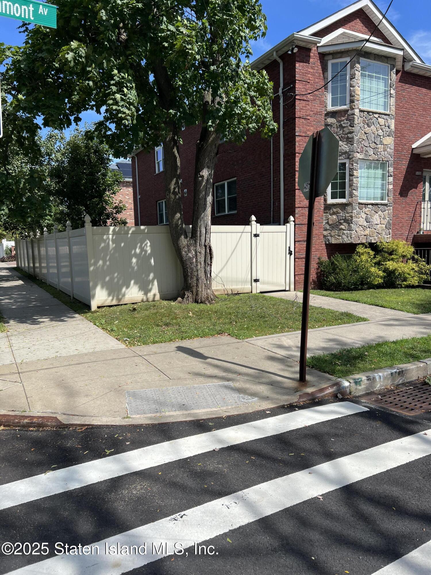 645 Lamont Avenue Image 3