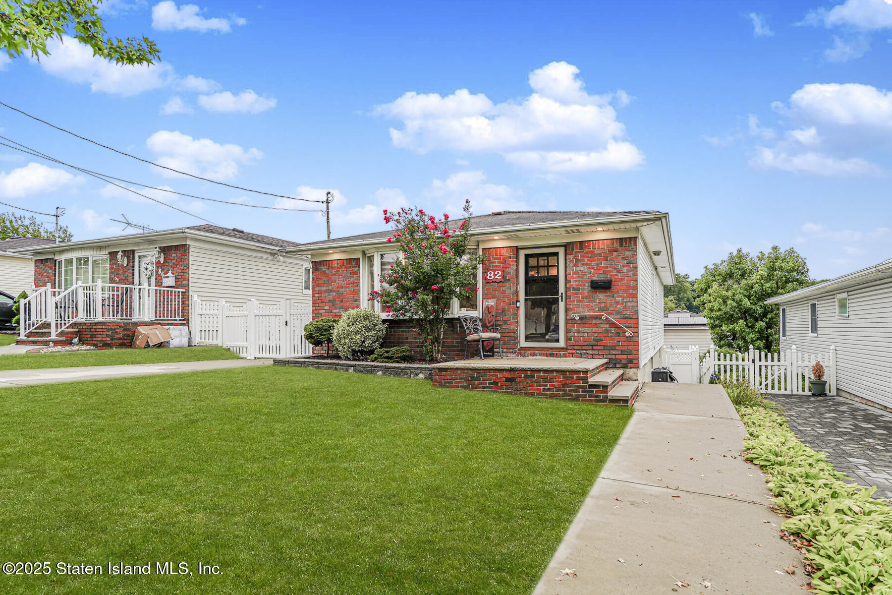 82 Woods Of Arden Road Image 2