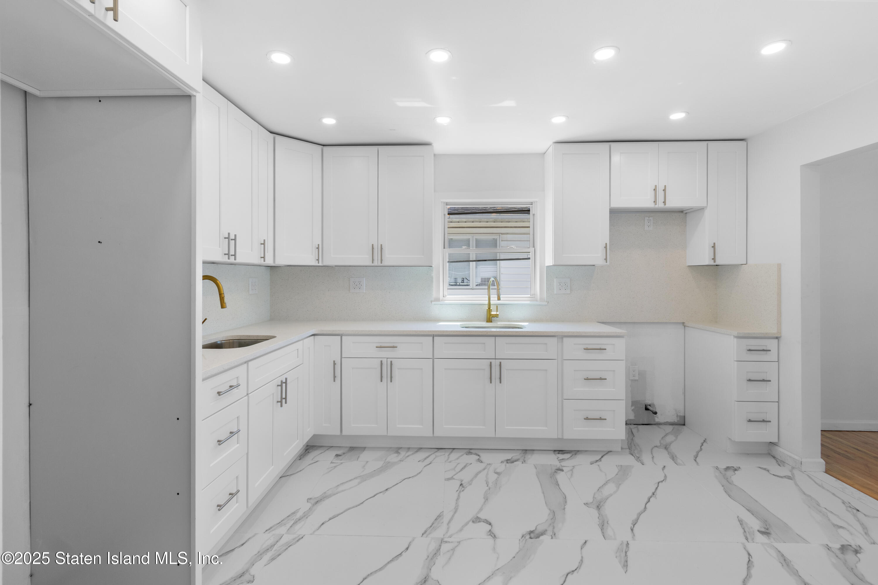 75 Muller Avenue Image 4