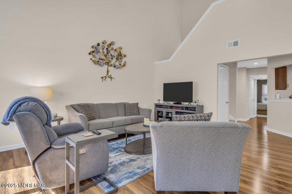 222 Ravenswood Road Image 2