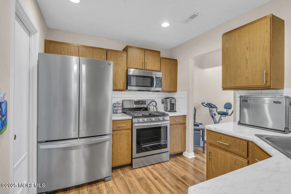 222 Ravenswood Road Image 4