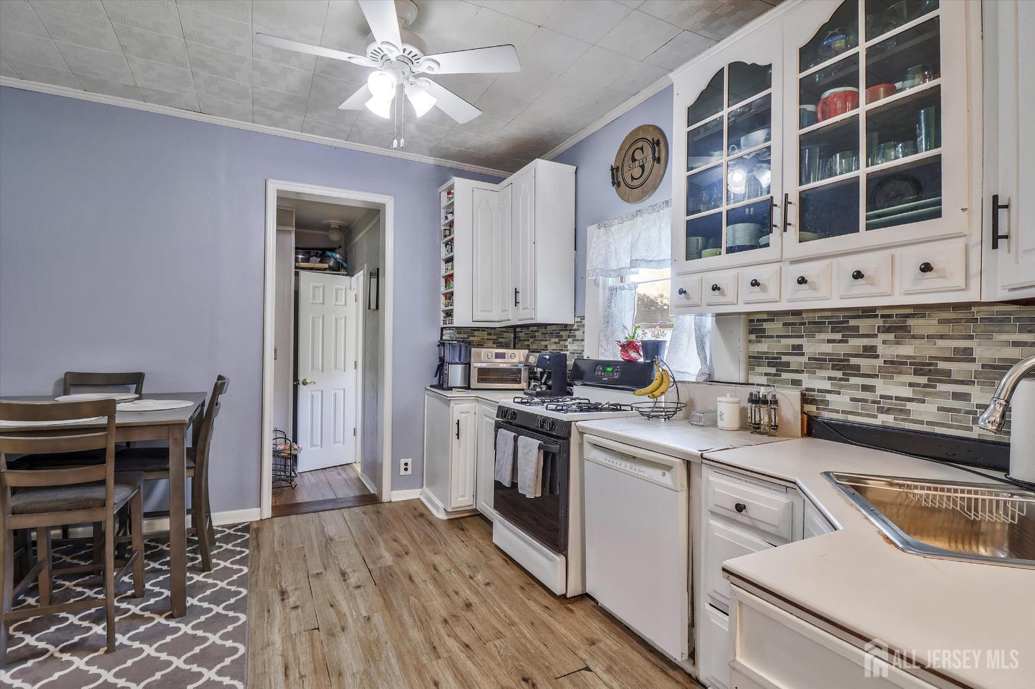 61 Redwood Ave Avenue Image 3