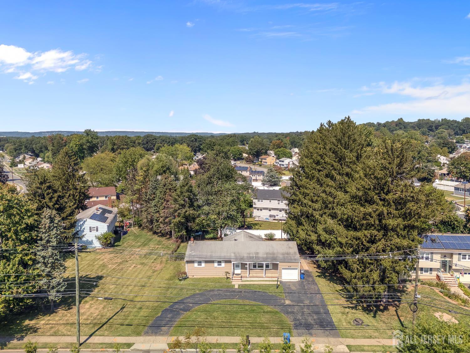 605 Oak Tree Avenue Image 1