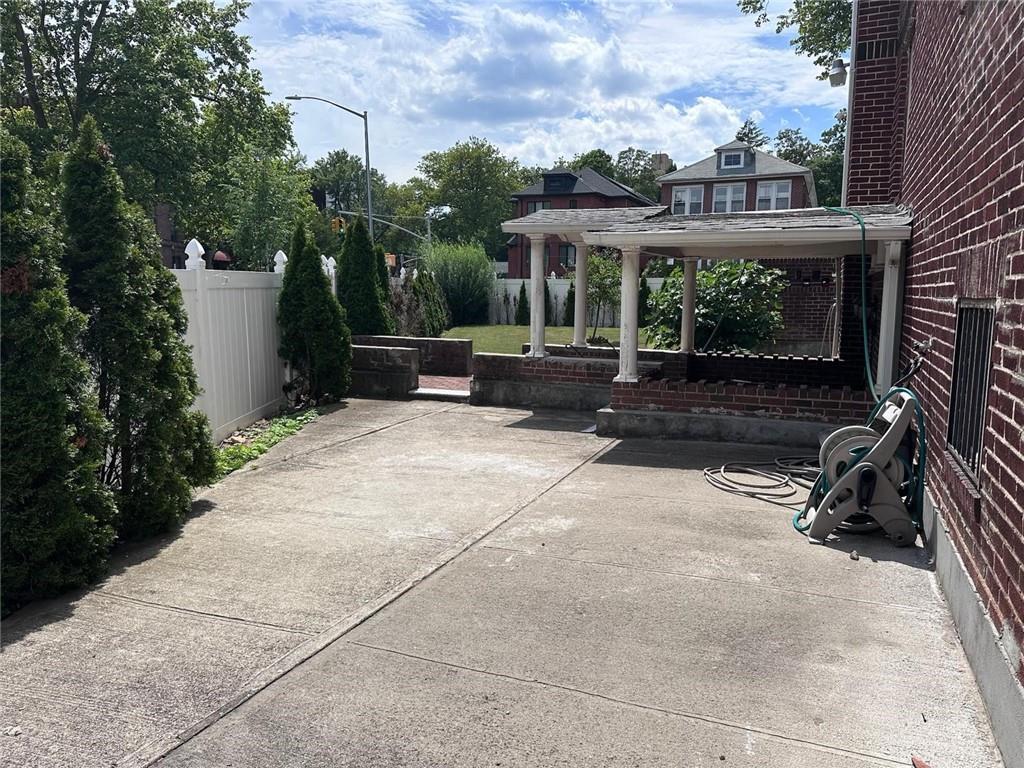 629 East 8th Street Image 4