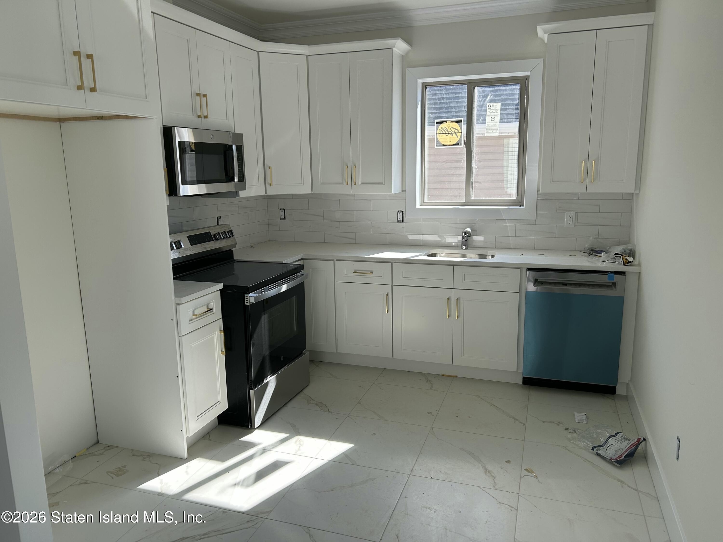 465 Stewart Avenue Image 5
