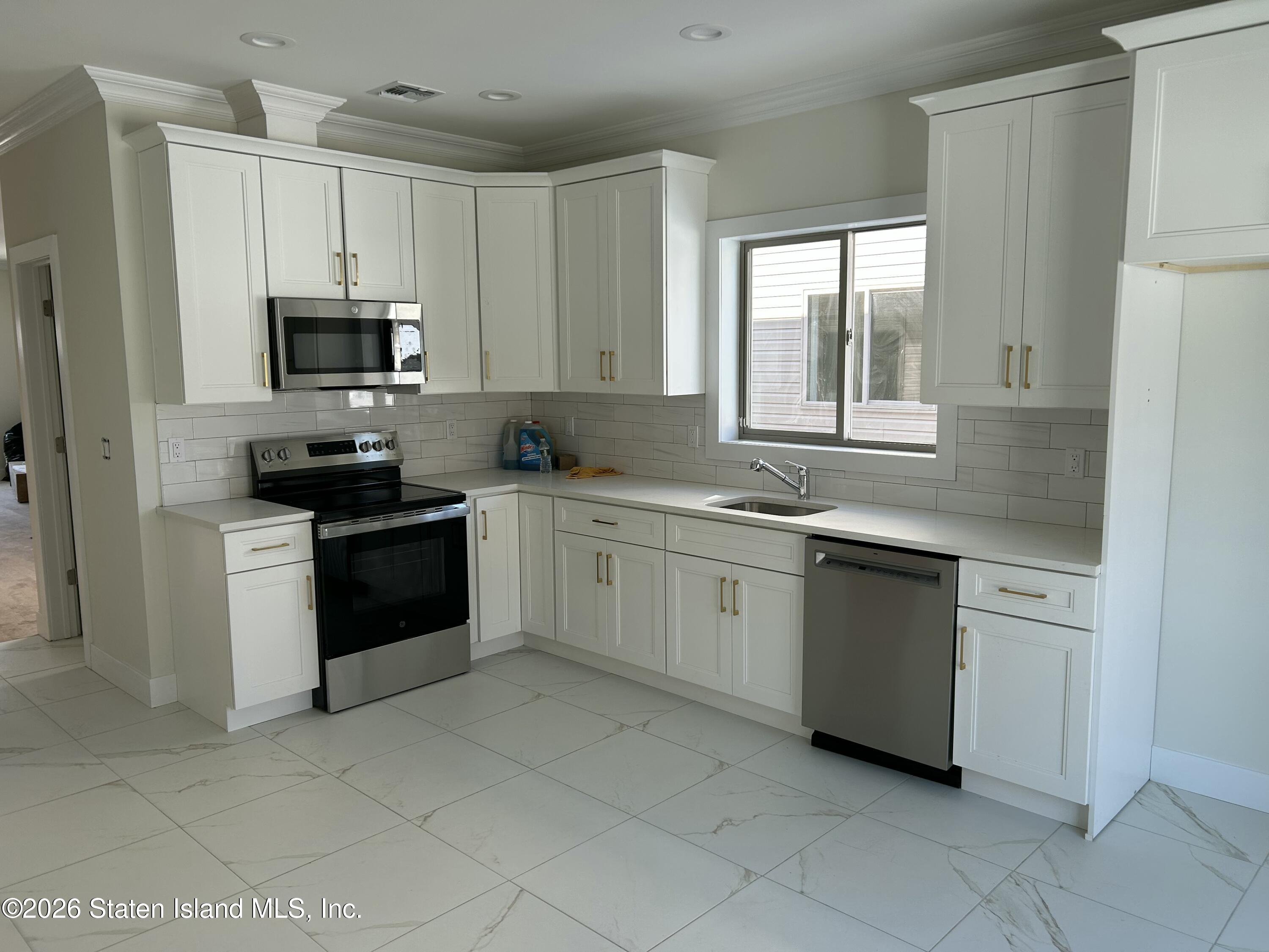 467 Stewart Ave Image 3