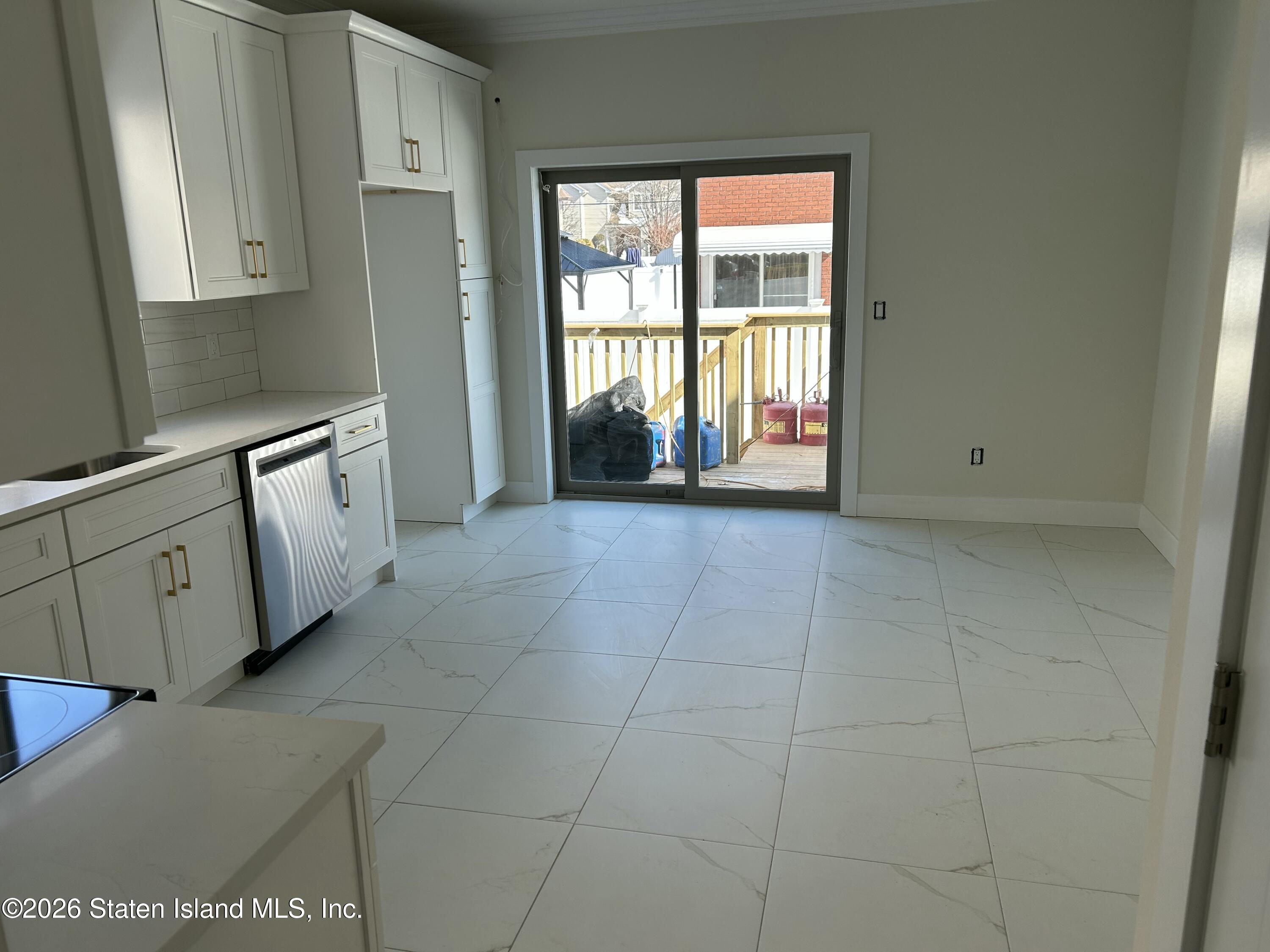467 Stewart Ave Image 4