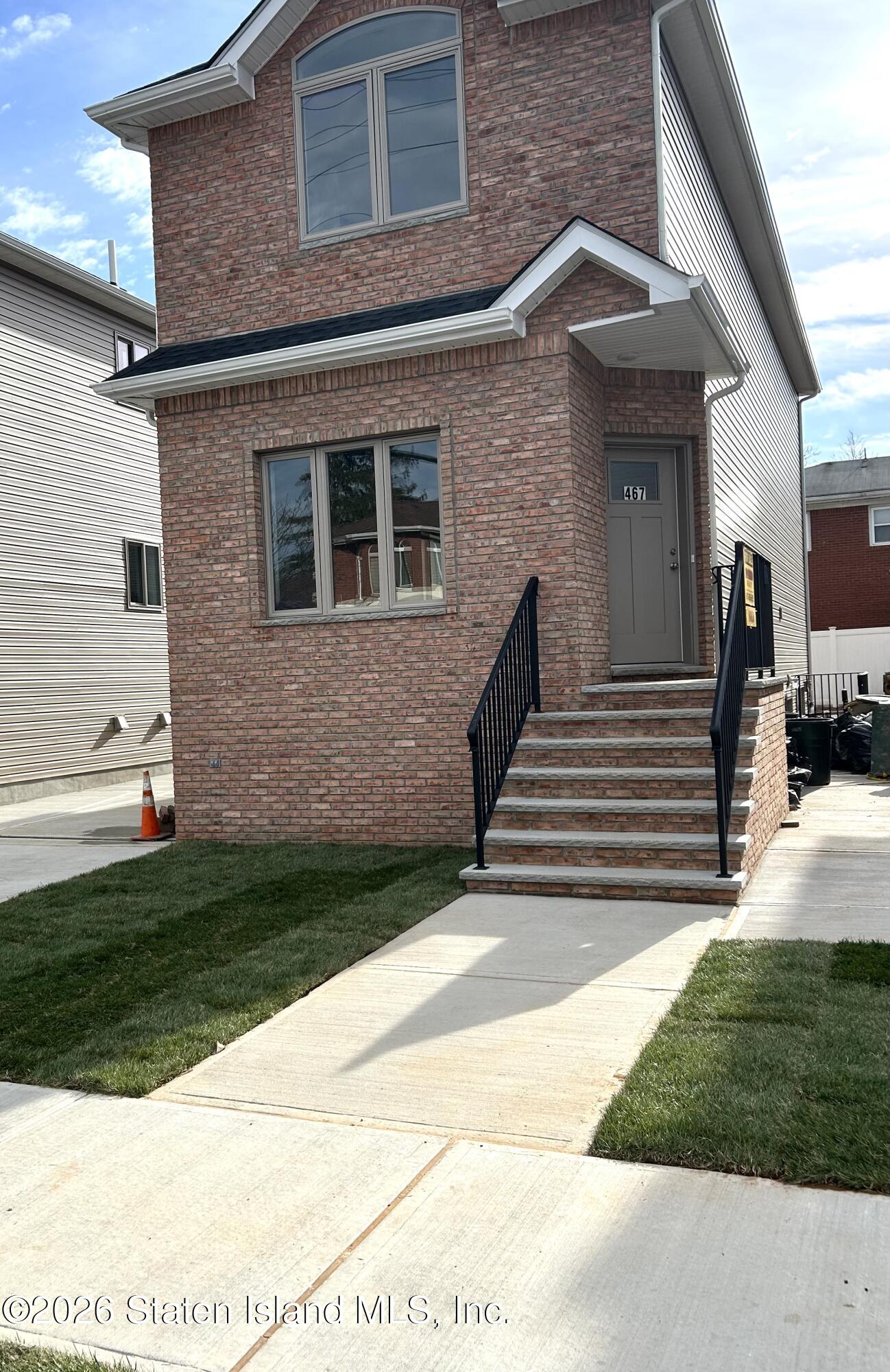 467 Stewart Ave Image 1