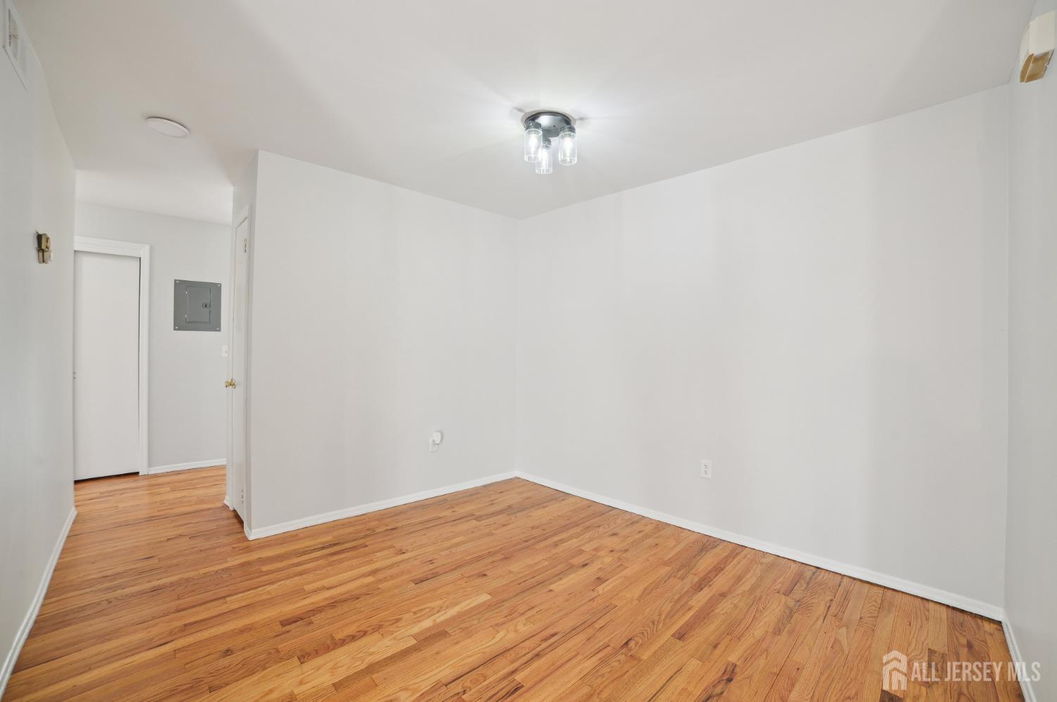 323 Gill Lane 11C Image 3