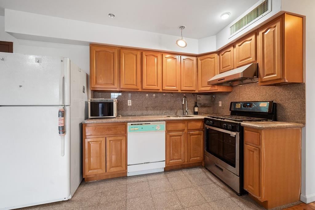 1642 West 9th Street 3B, Brooklyn, New York, 11223 image 8
