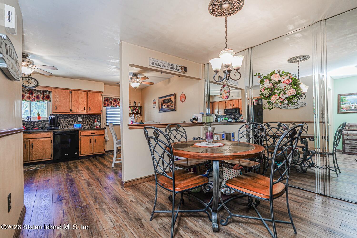 233 Carlyle Green Image 3