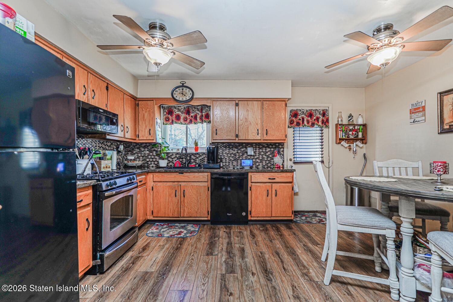 233 Carlyle Green Image 5