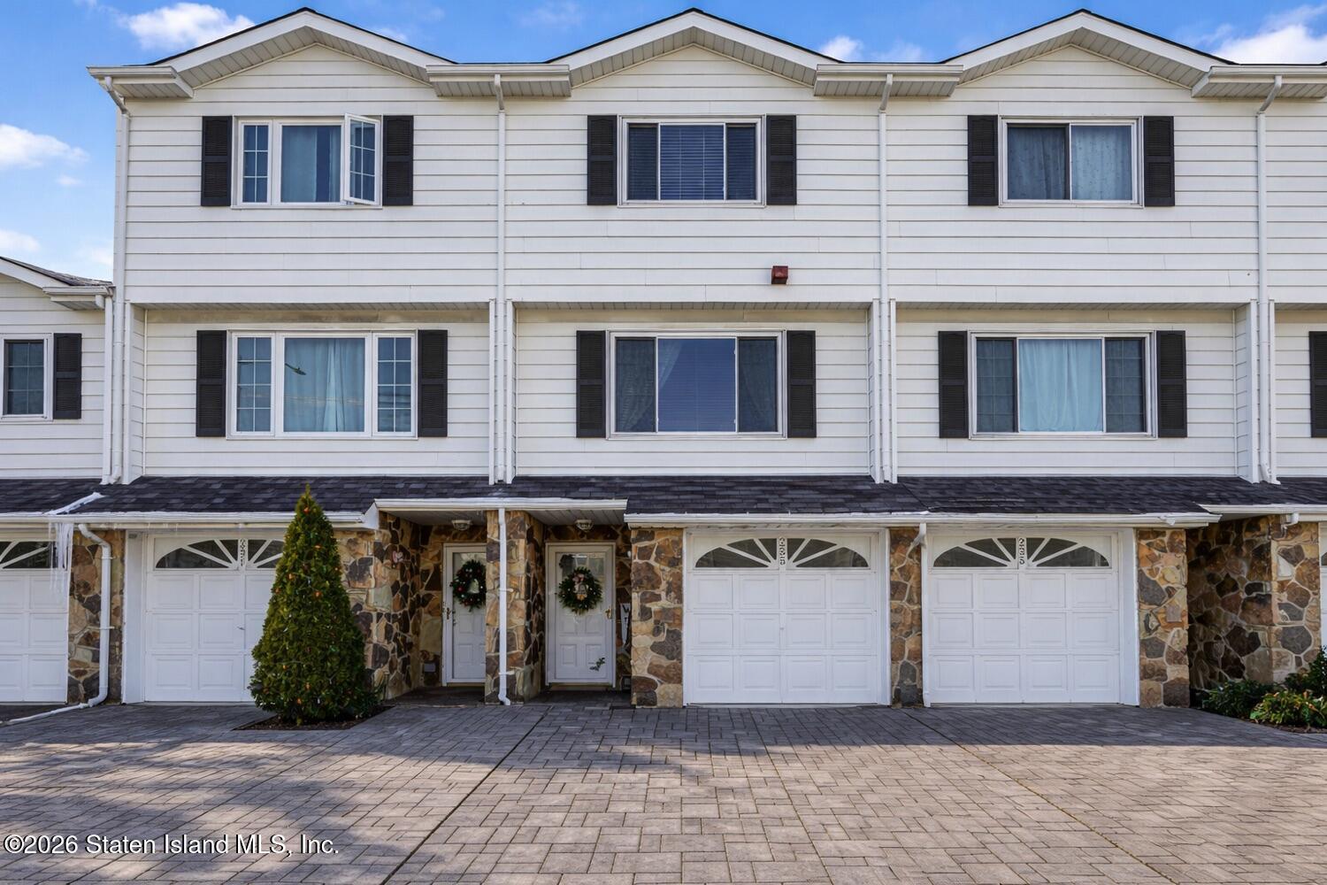 233 Carlyle Green Image 2