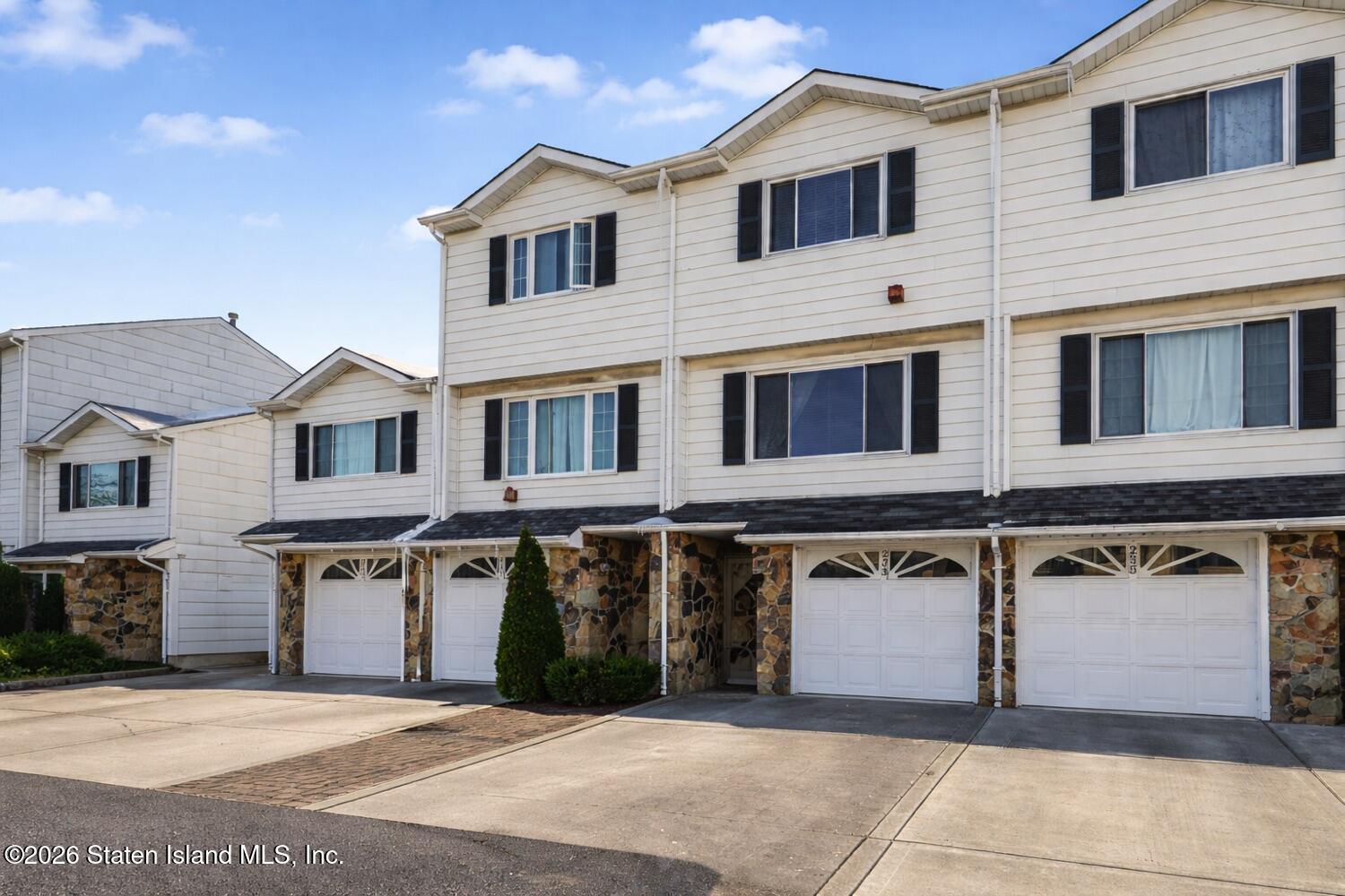 233 Carlyle Green Image 1