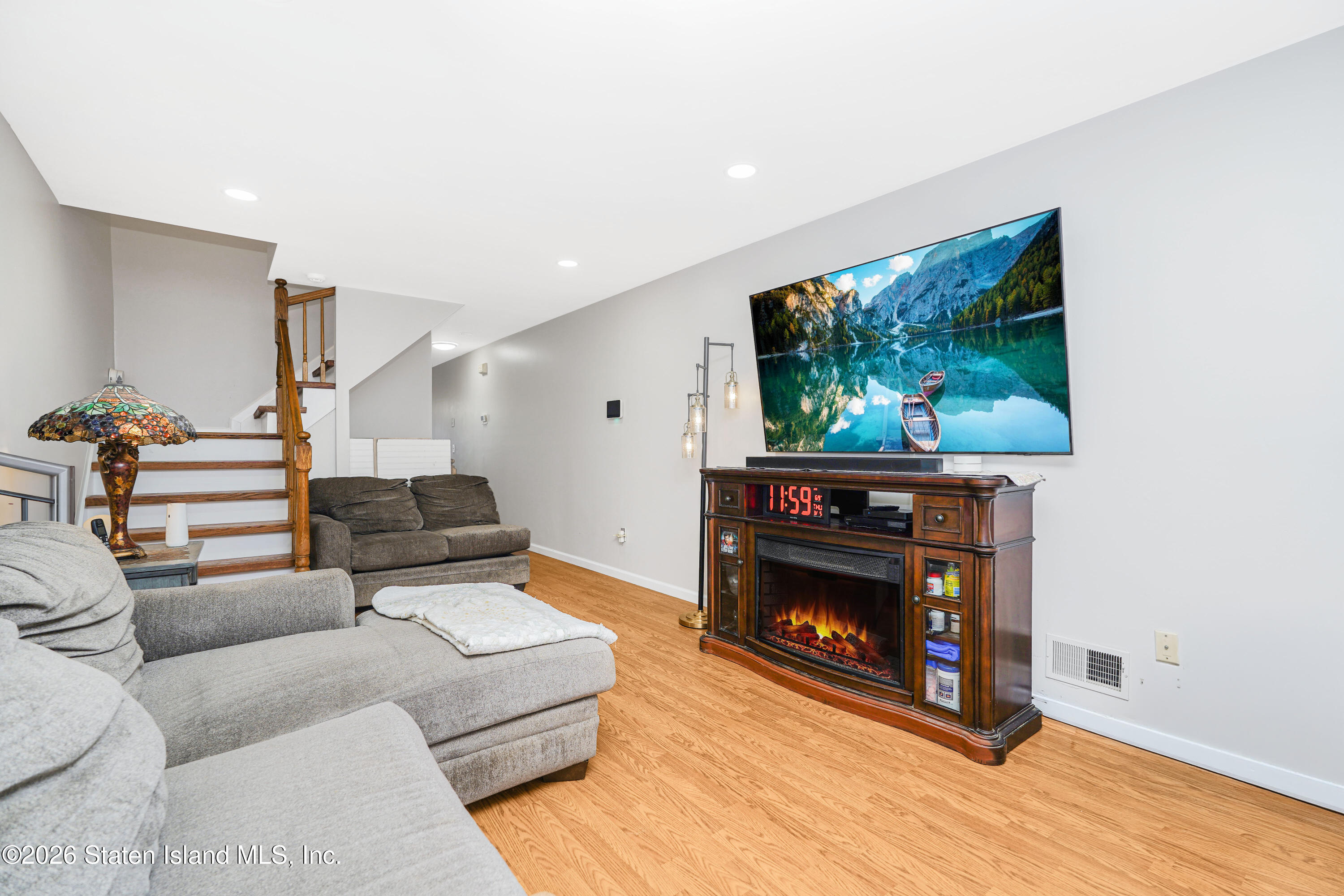 22 Globe Avenue Image 3
