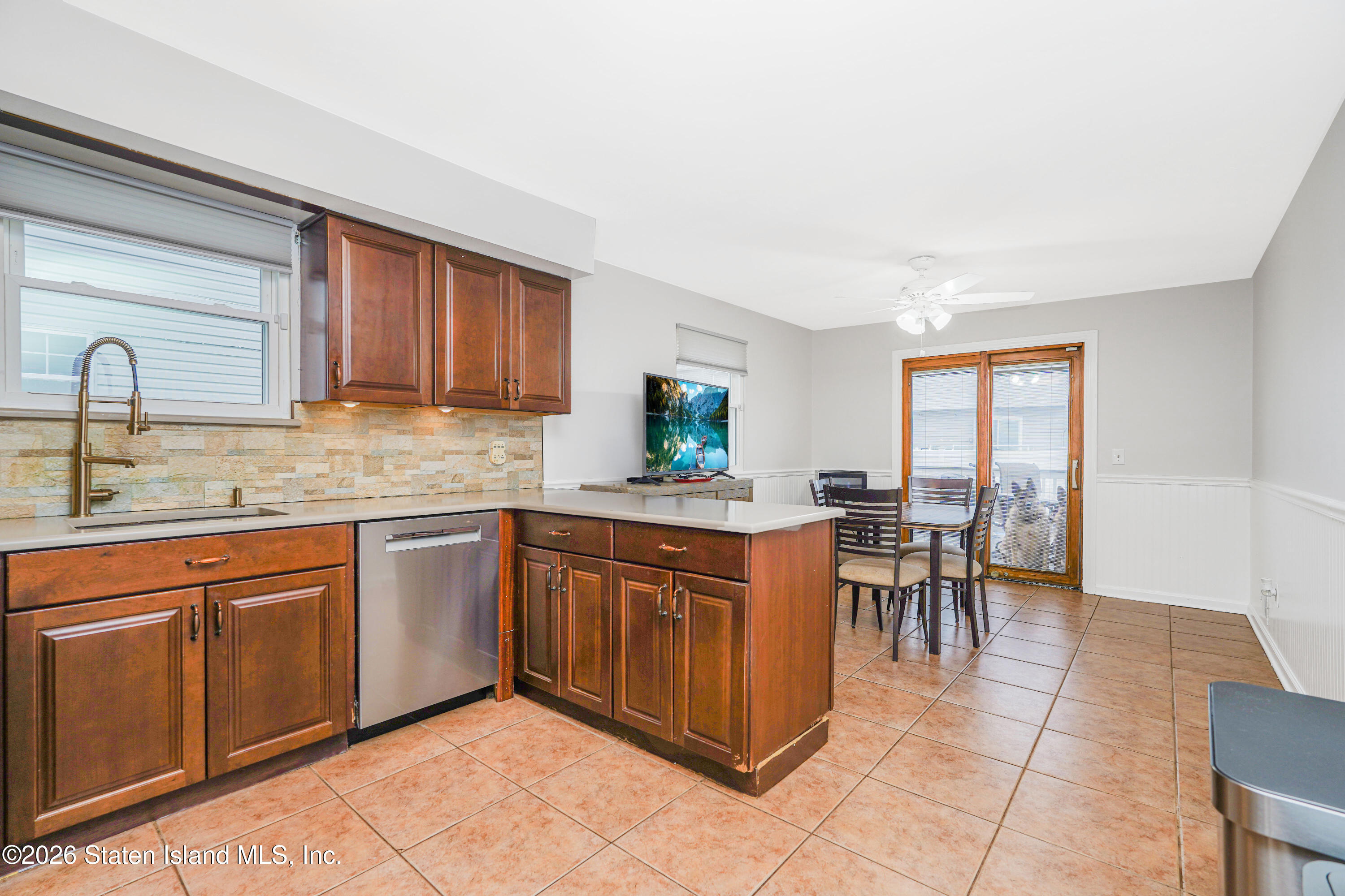 22 Globe Avenue Image 5