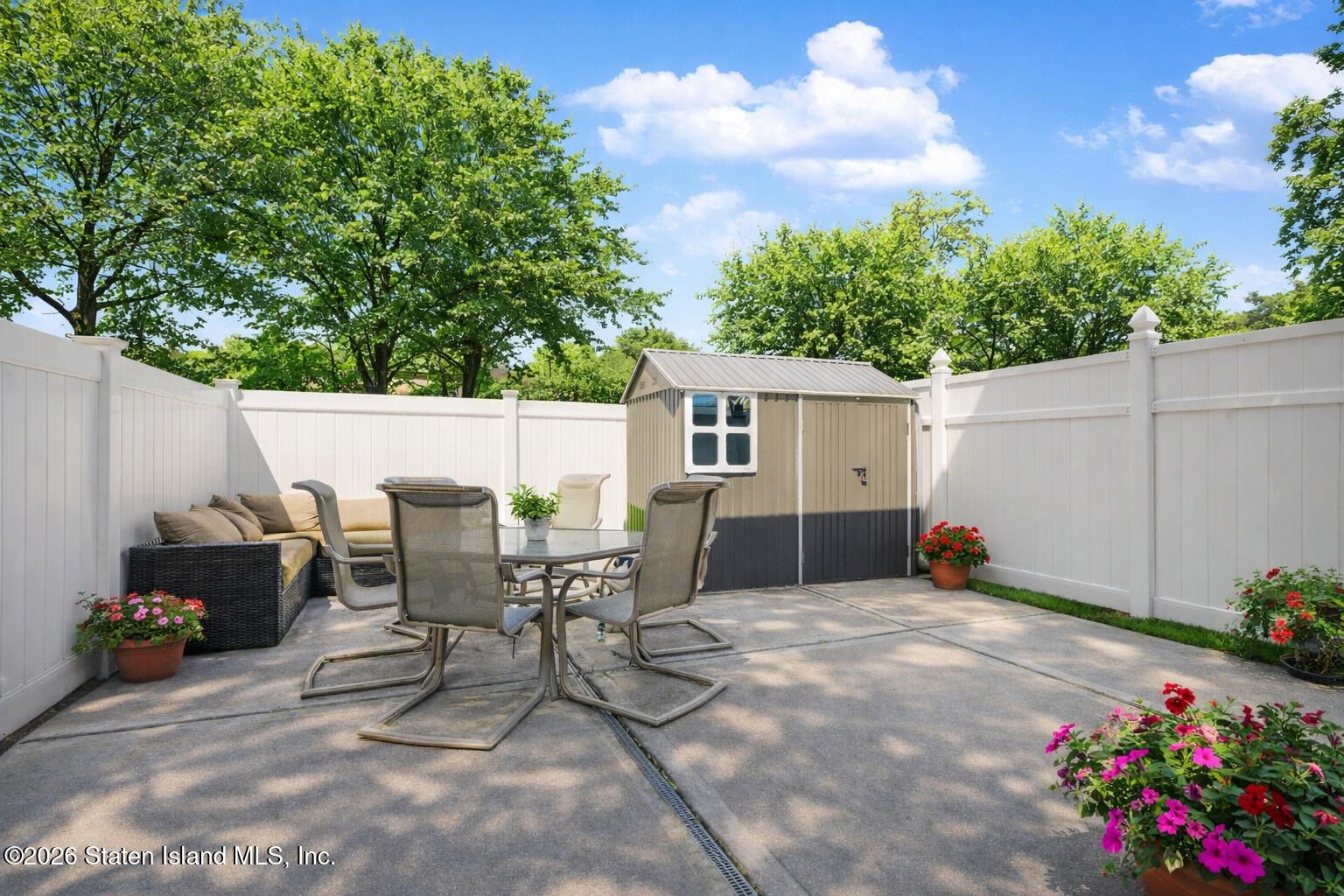 223 Carlyle Green Image 3
