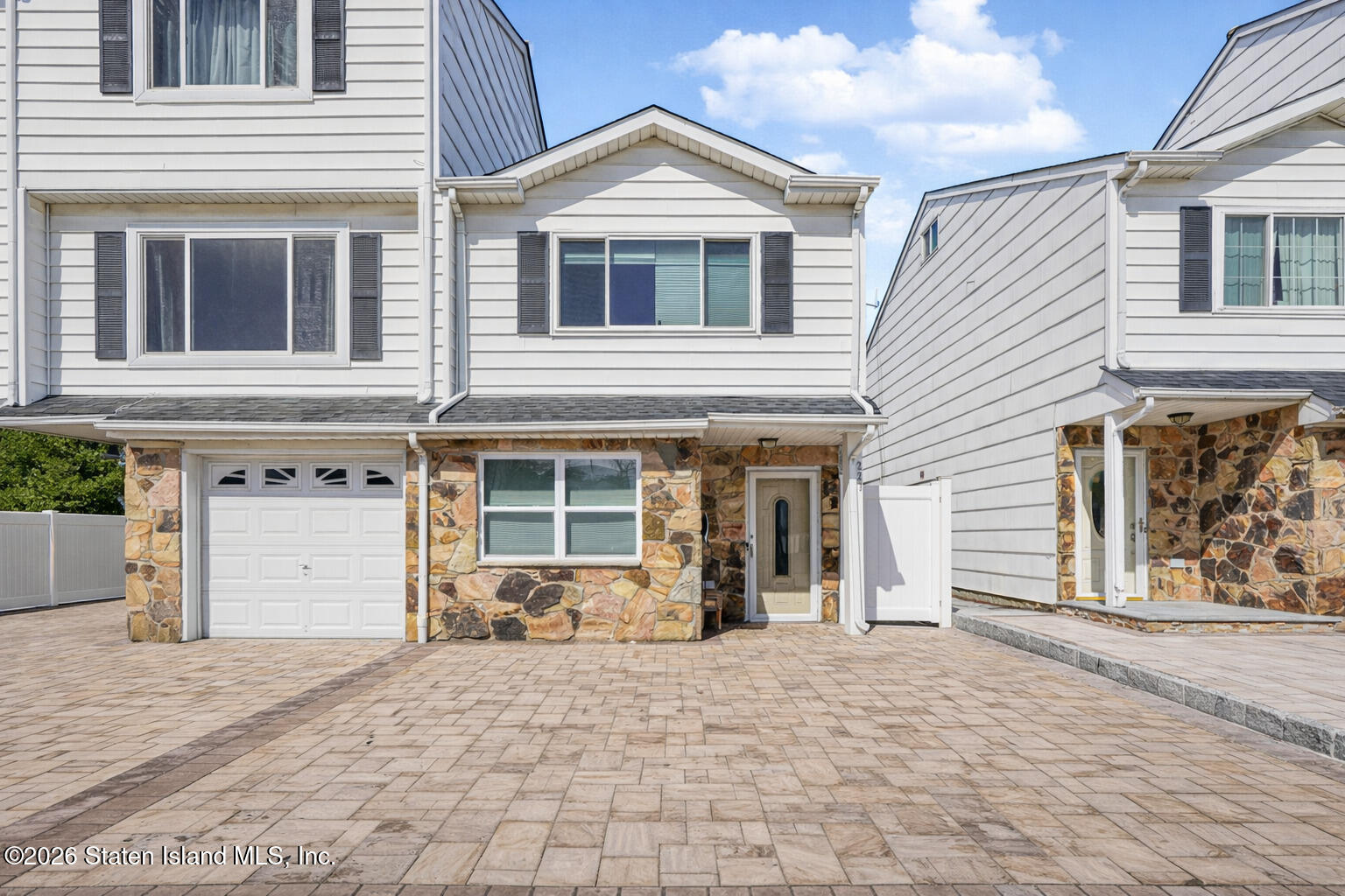 223 Carlyle Green Image 1