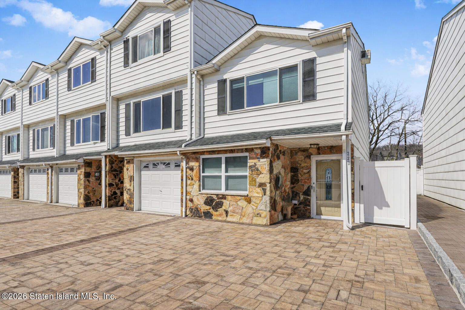 223 Carlyle Green Image 2