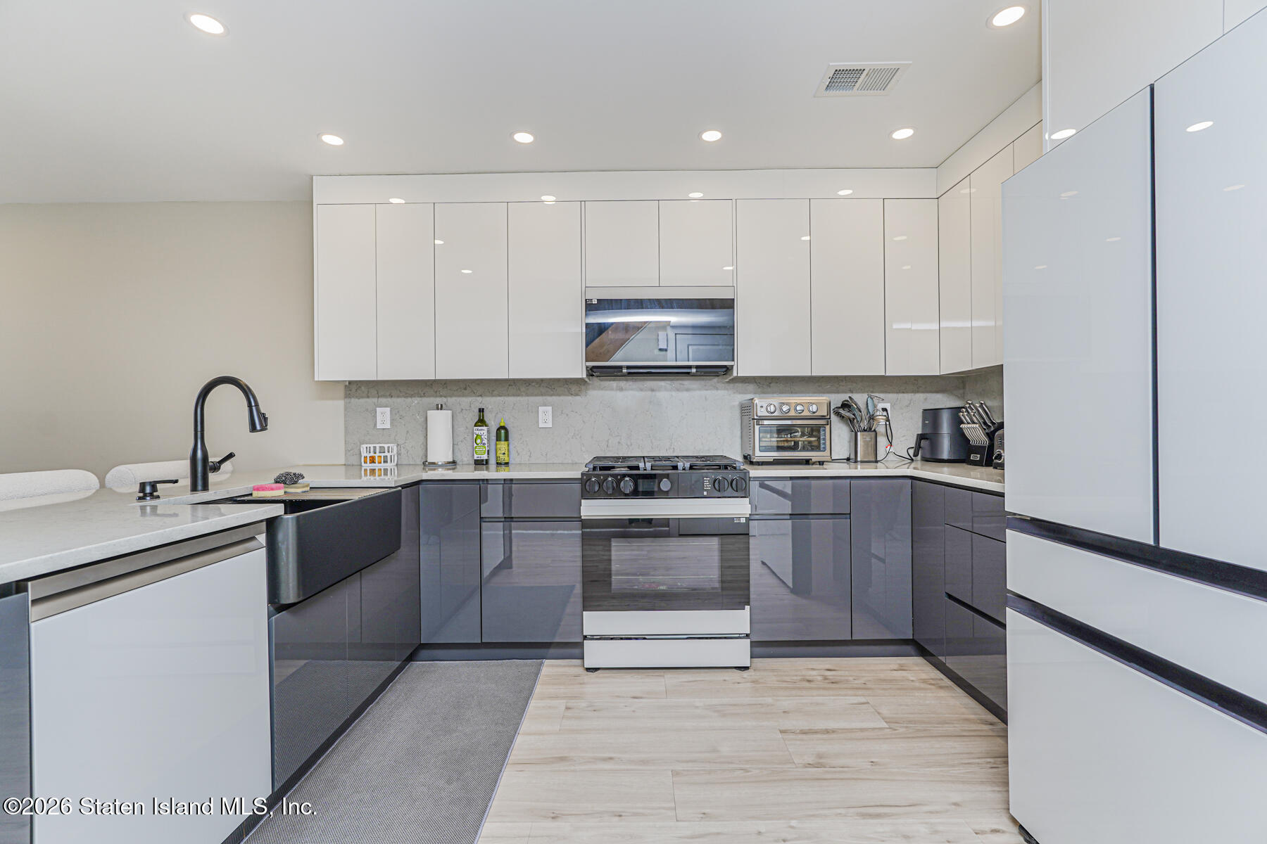 223 Carlyle Green Image 4