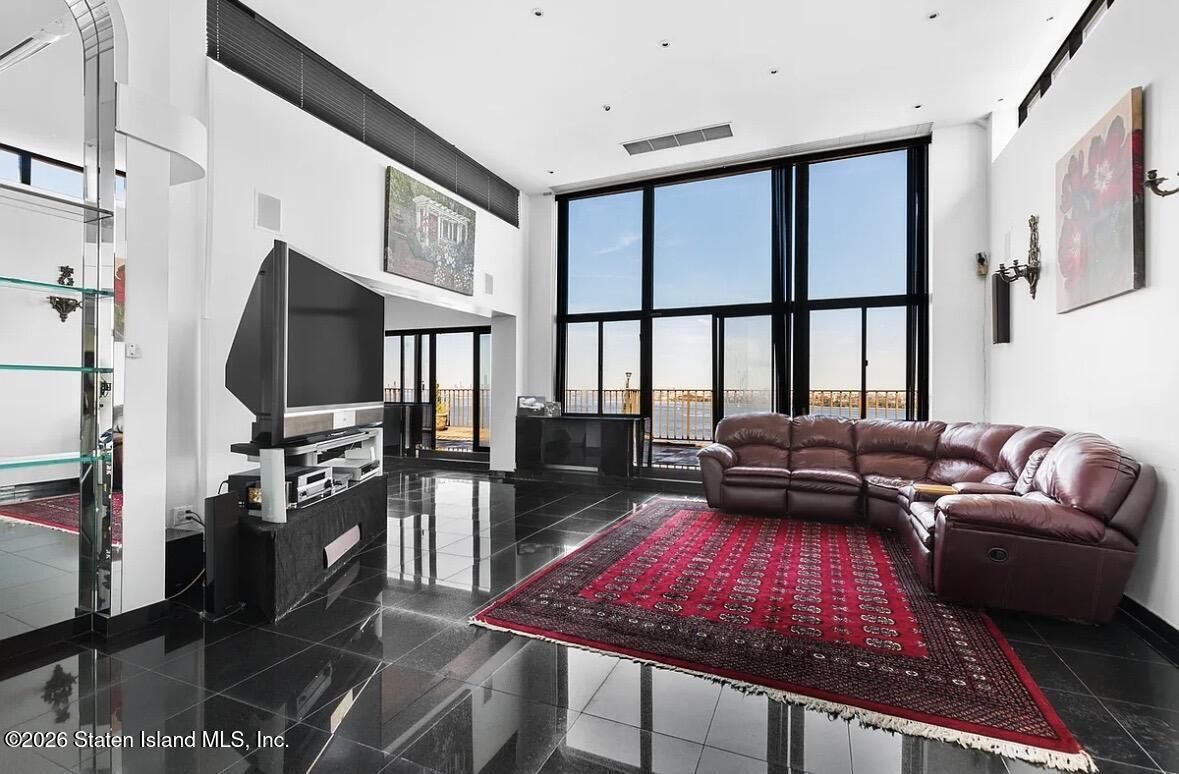 31 Hylan Boulevard Penthouse Image 4