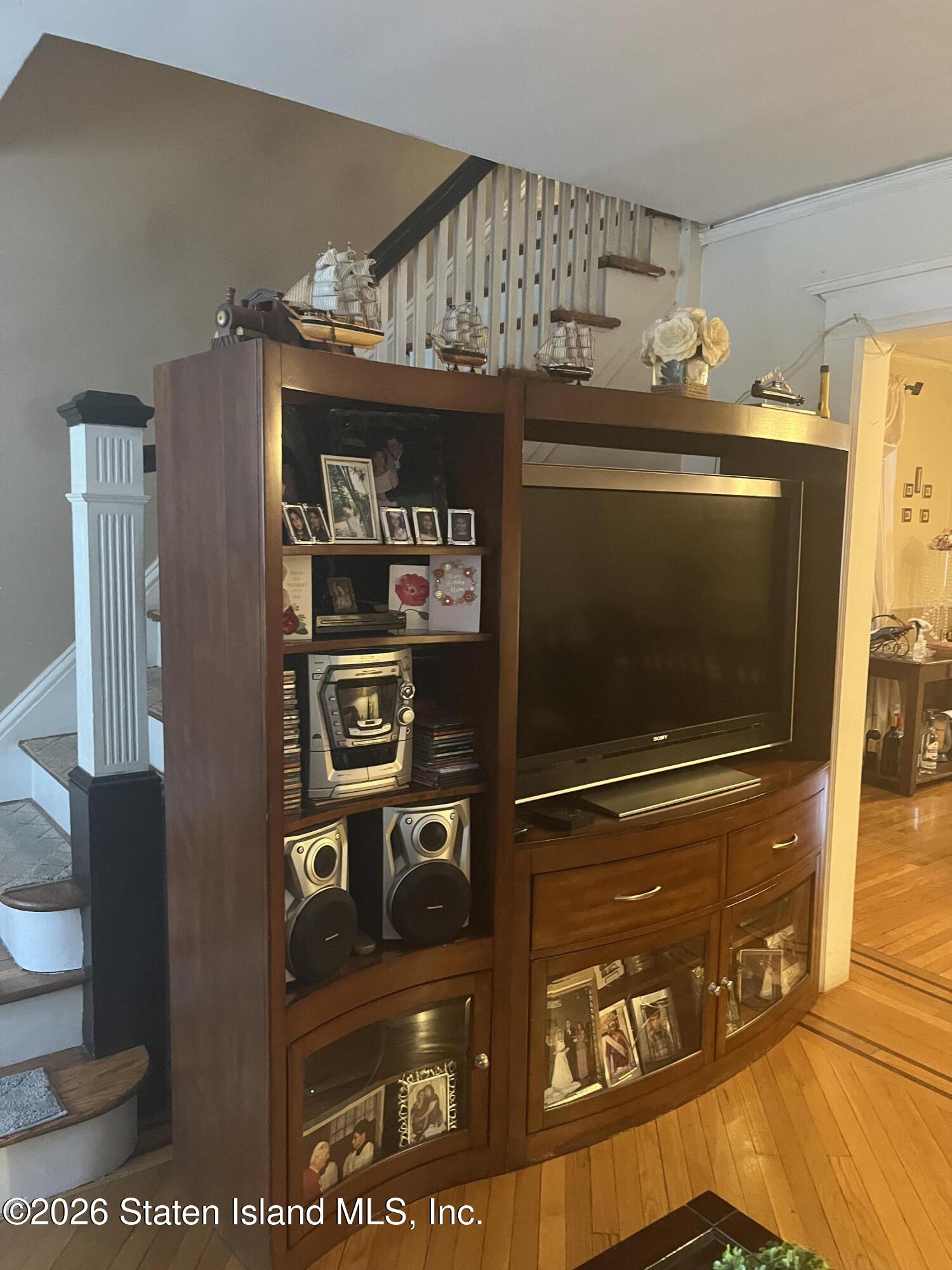 835 Post Avenue Image 5