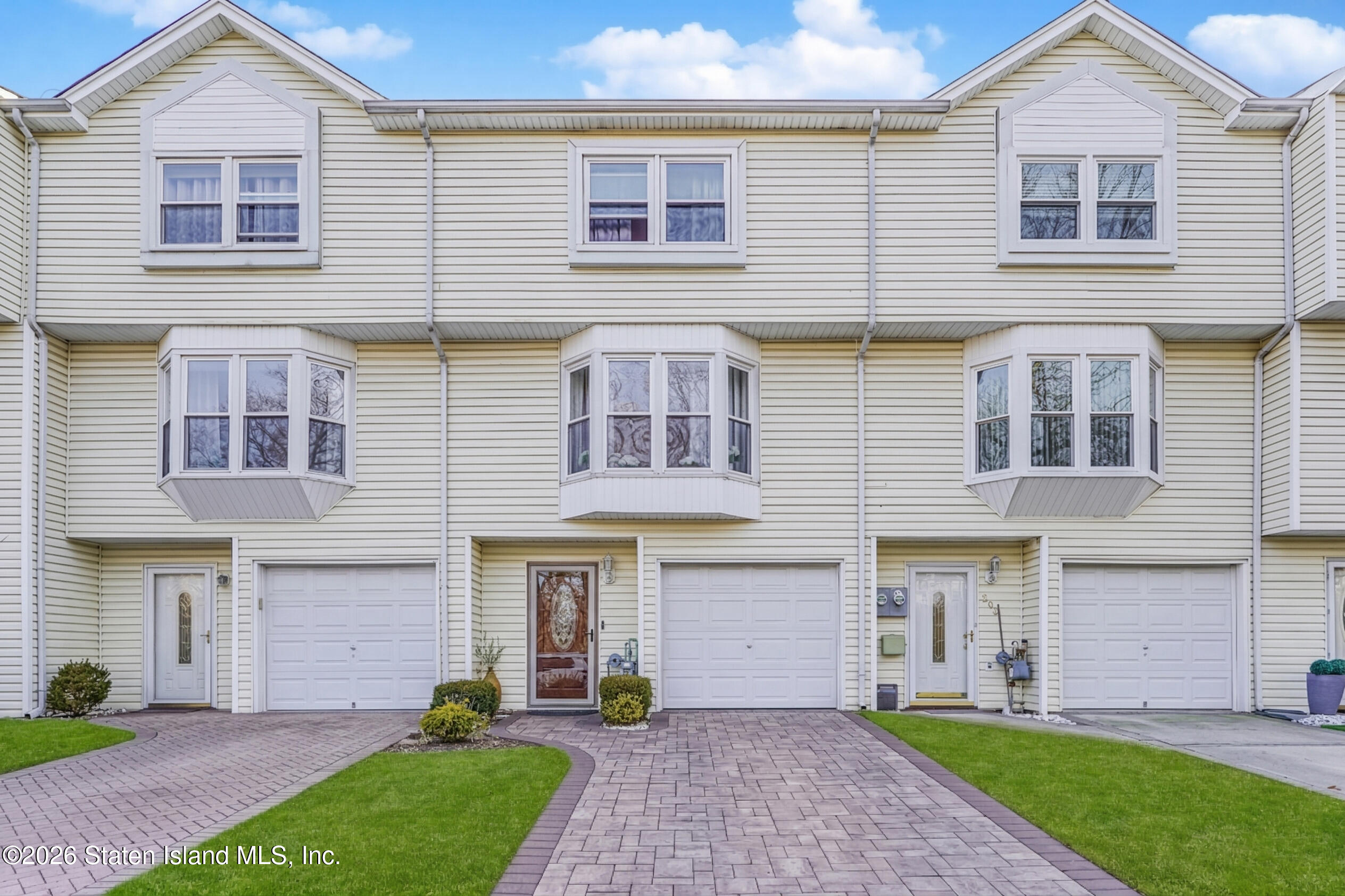 562 Dongan Hills Avenue Image 1