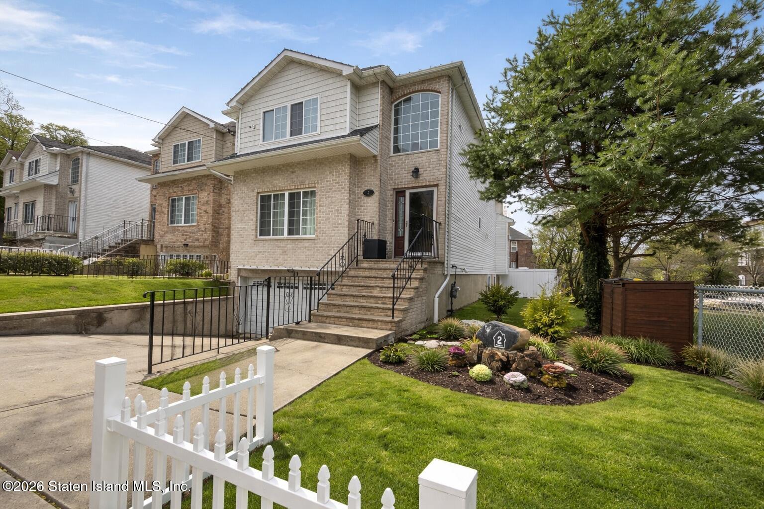 2 Clinton Court Image 1