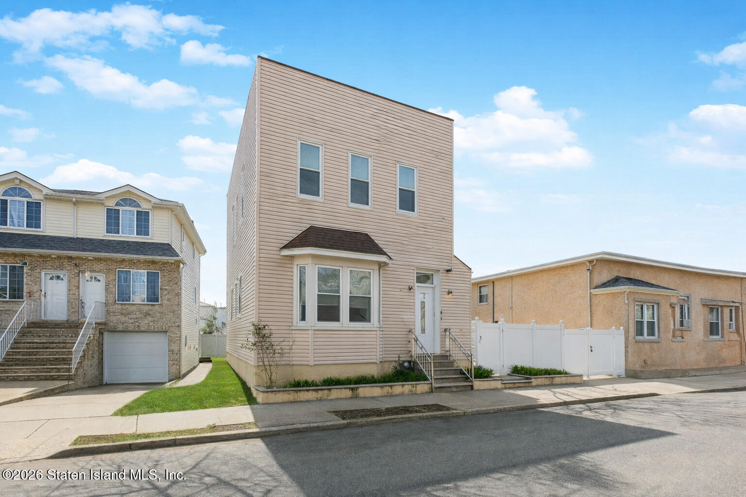 98 Robin Road Image 1
