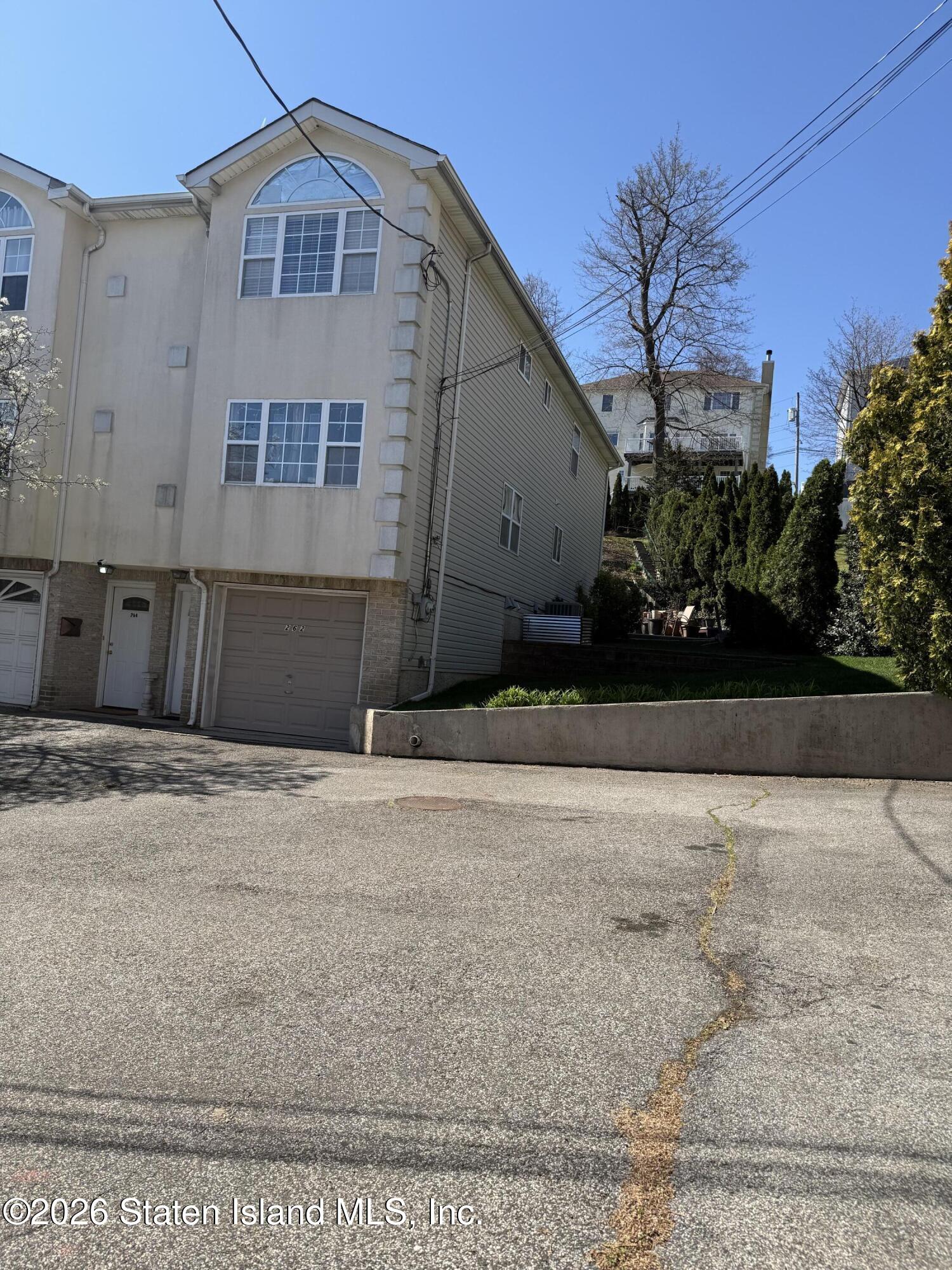 262 Ward Avenue Image 3