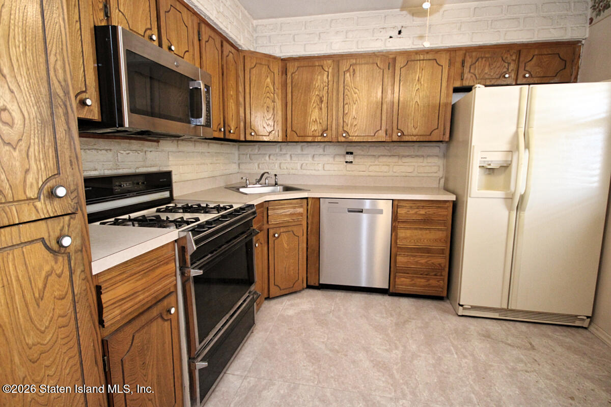 10 Berry Avenue Image 4