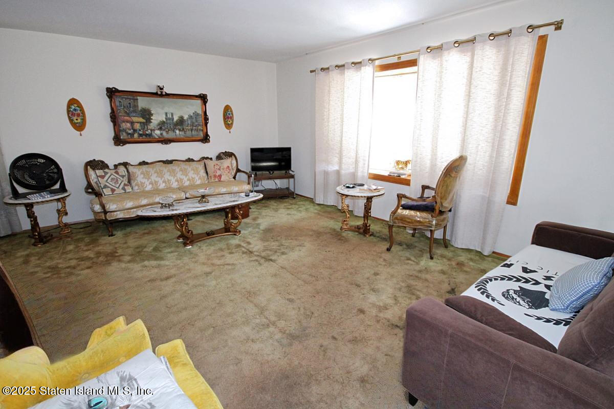 785 Hylan Boulevard Image 4