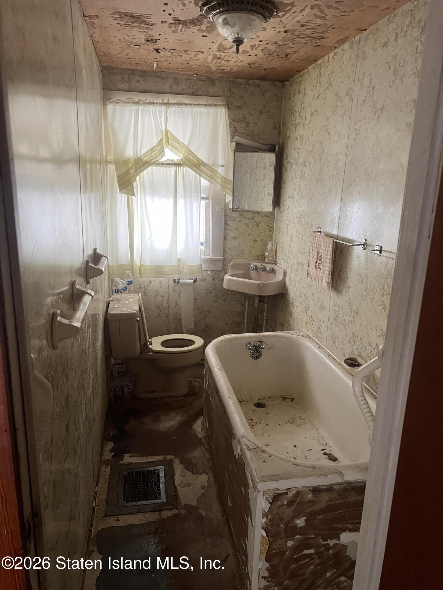 634 Drumgoole Road, Staten Island, NY, 10312 image 7
