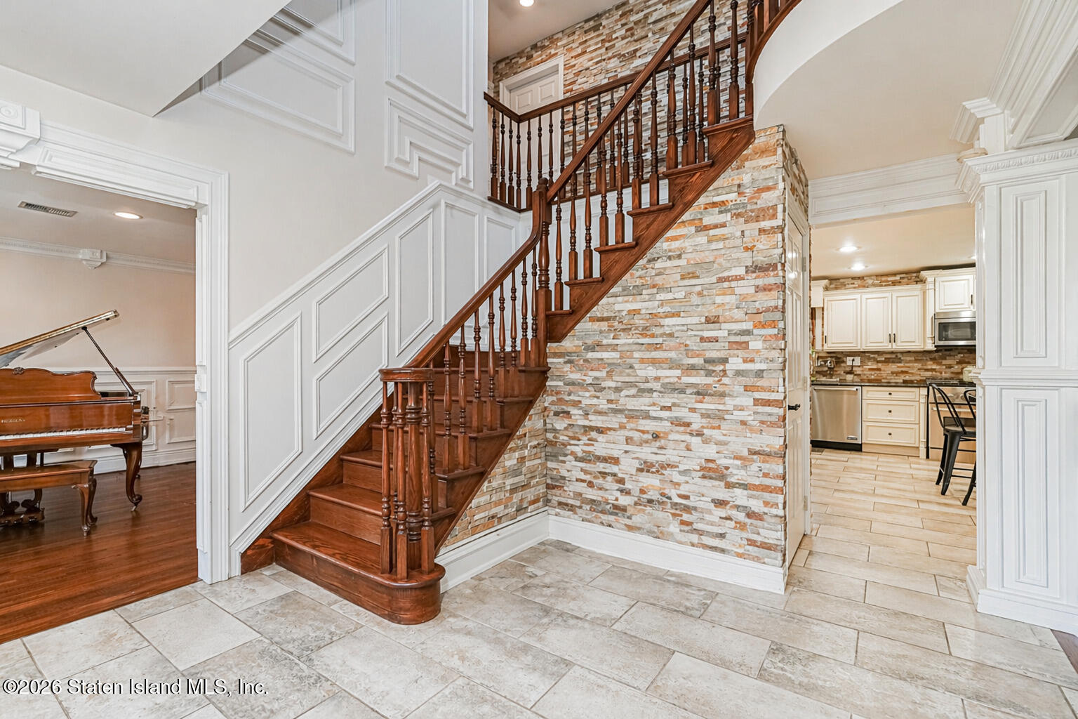 699 Ionia Avenue Image 4