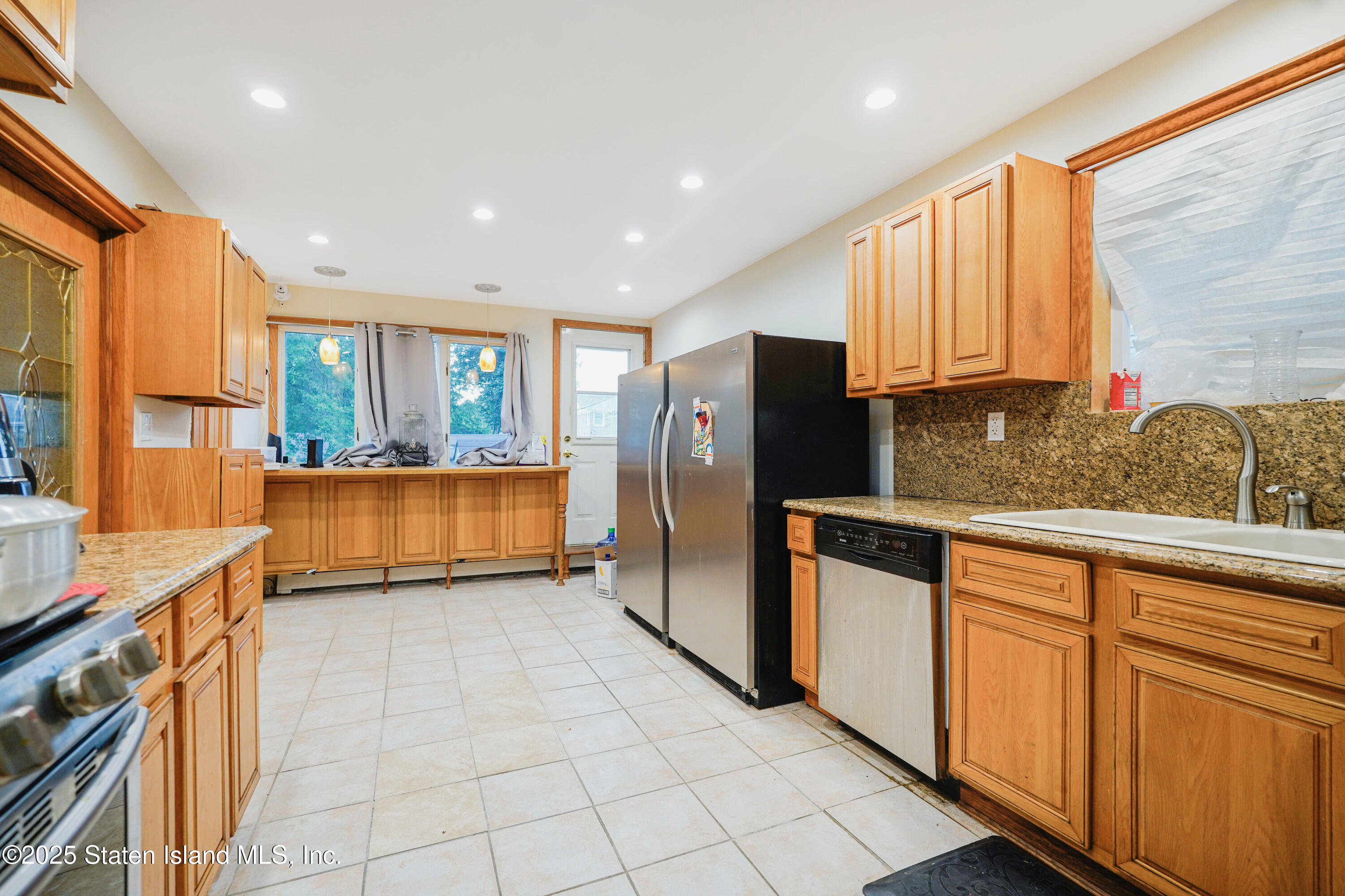 34 Dixon Avenue Image 5