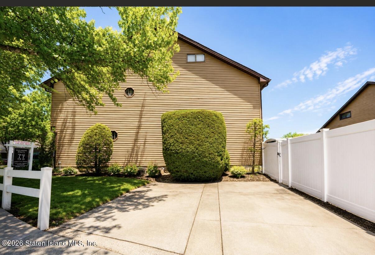 145 Rolling Hill Green Image 3