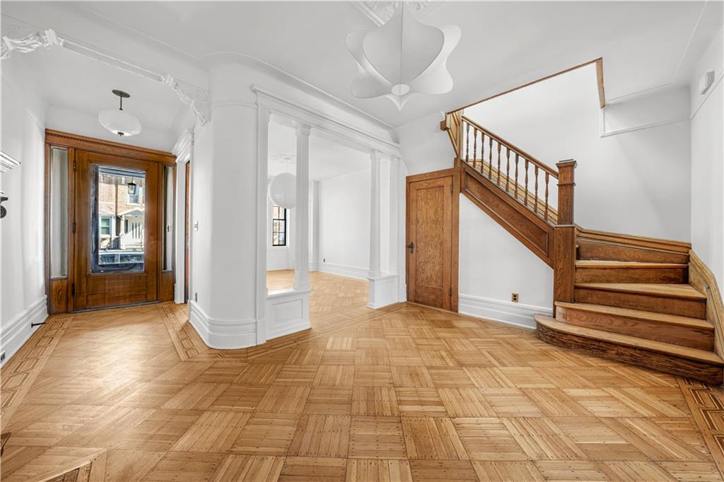 2236 Vanderveer Place Image 3
