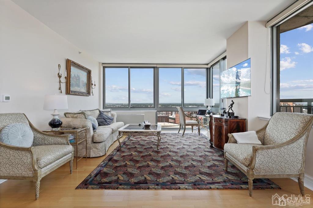1 Spring Street 2105 Image 4
