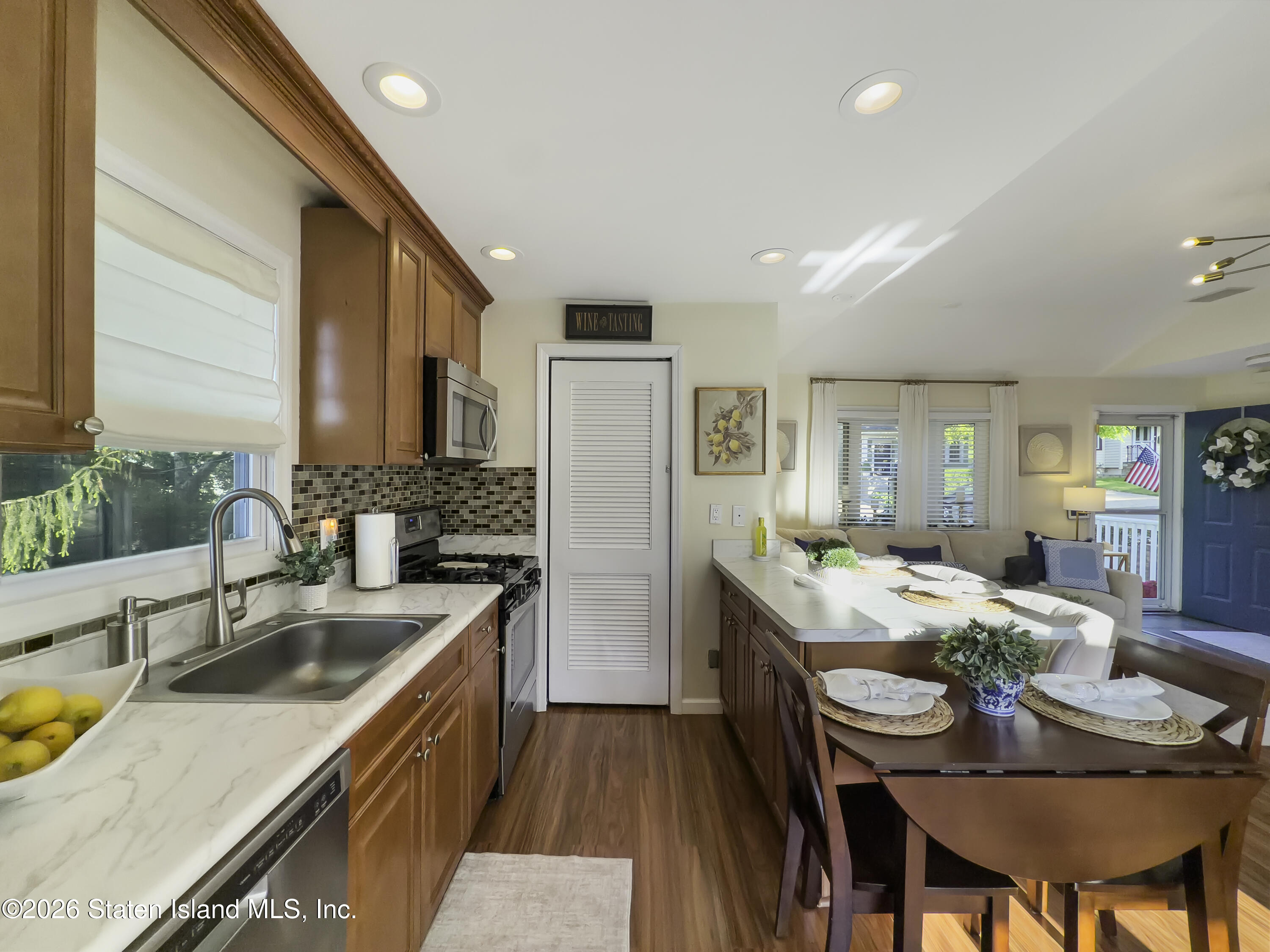 24 Duer Lane, Staten Island, NY, 10301 image 18