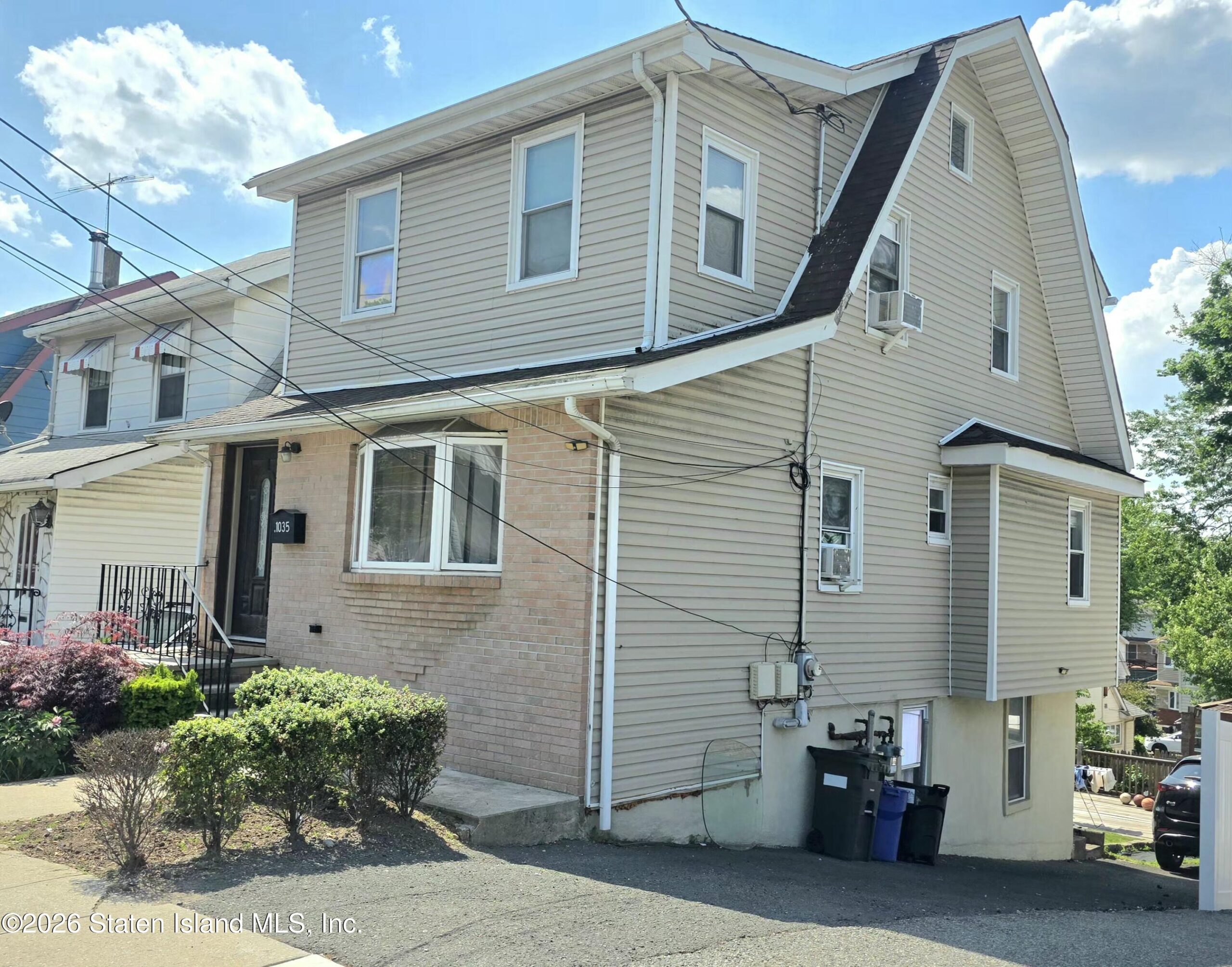 1035 Victory Boulevard Image 4
