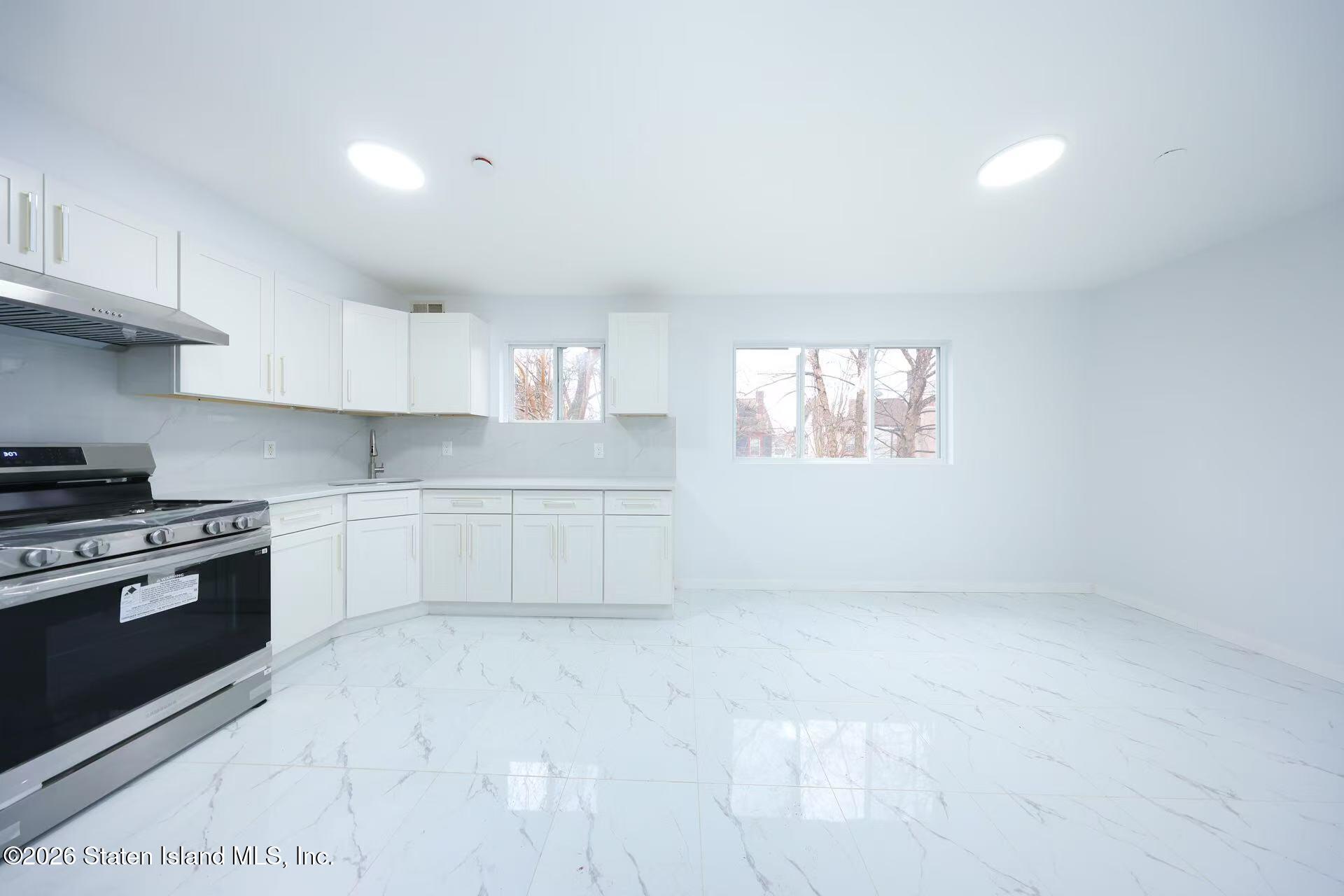 12 Tompkins Place Image 2