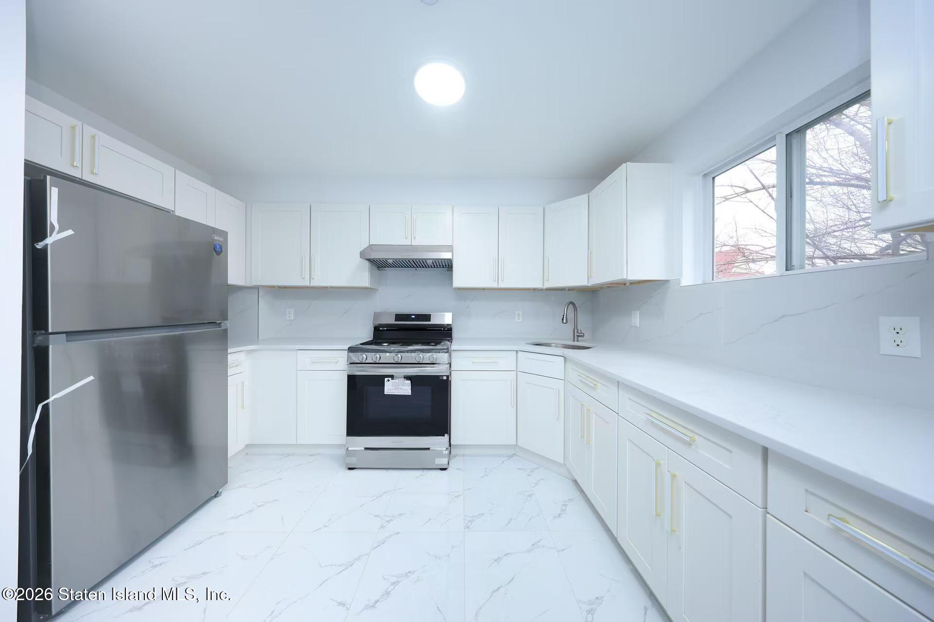 12 Tompkins Place Image 1