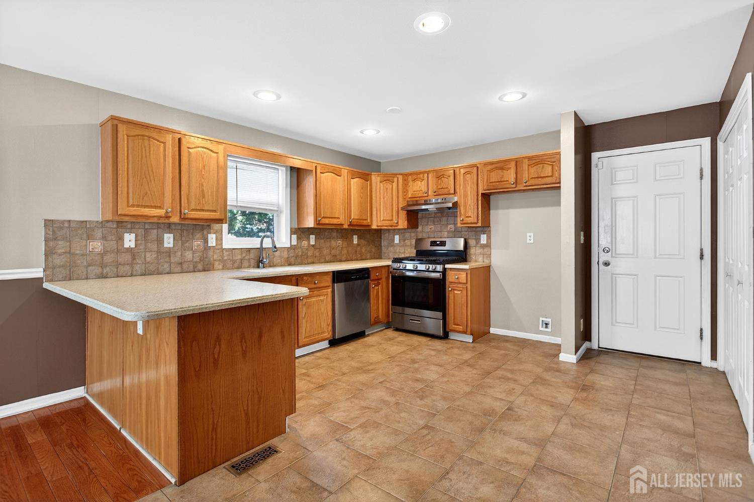 977 Cox Road, North Brunswick, NJ, 08902 image 16